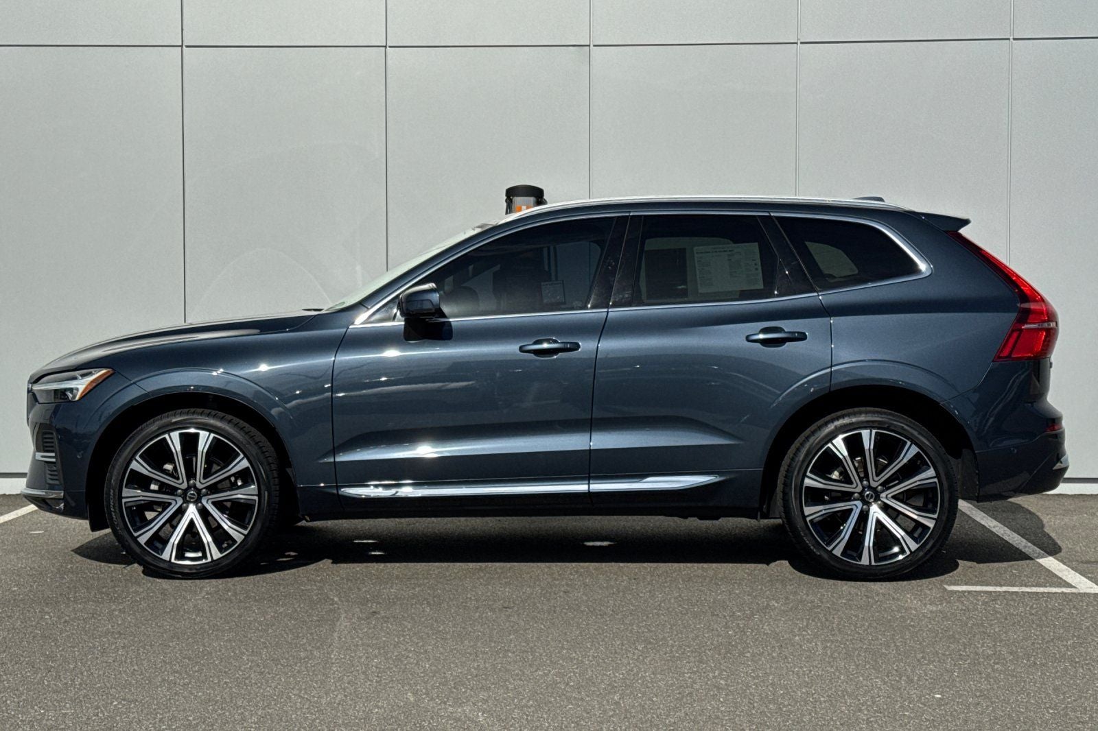 2023 Volvo XC60 B5 Ultimate Bright Theme