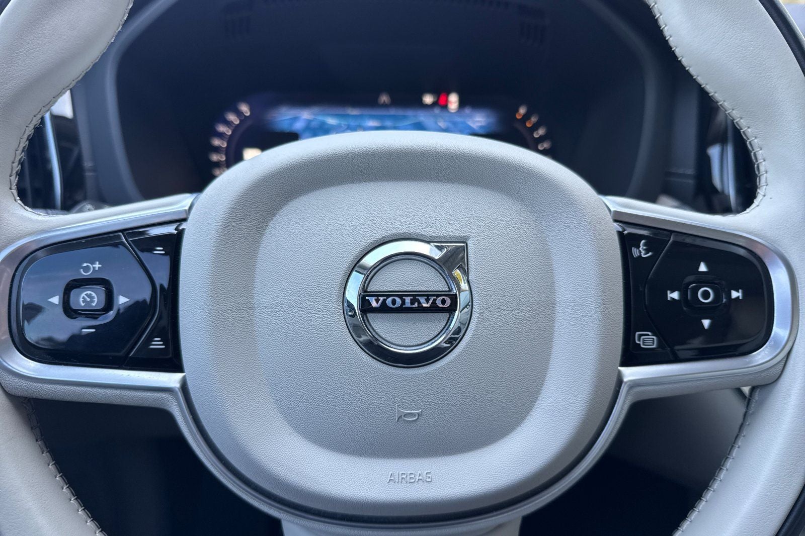 2023 Volvo XC60 B5 Ultimate Bright Theme