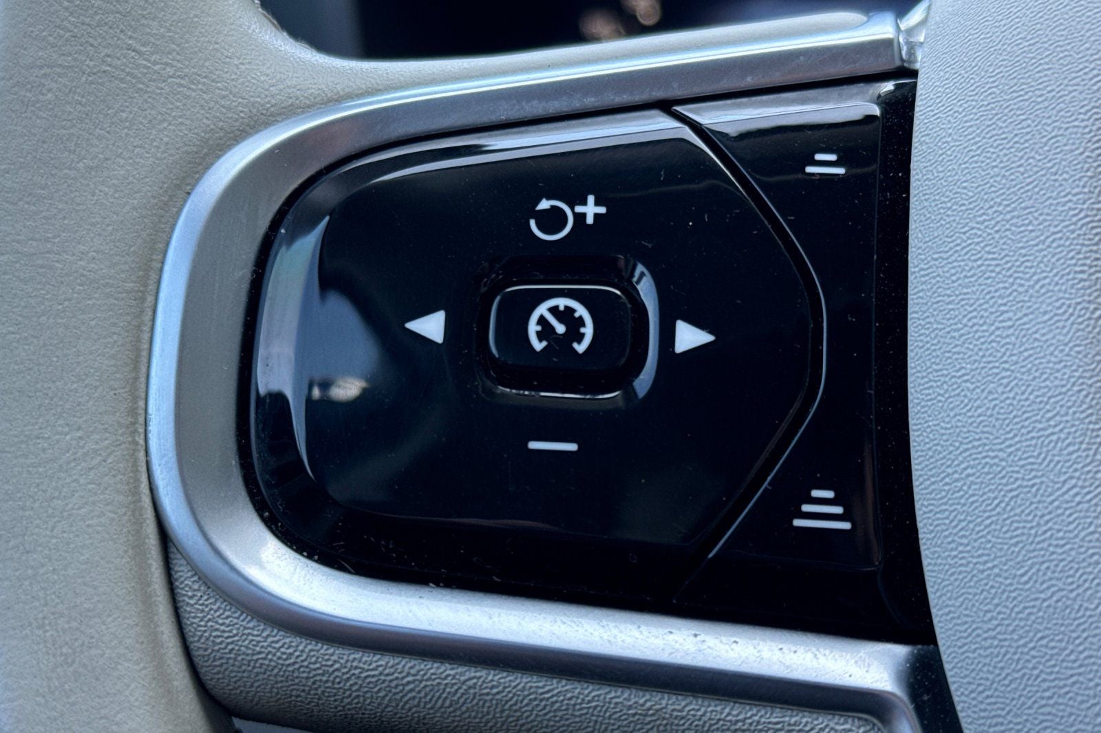 2023 Volvo XC60 B5 Ultimate Bright Theme