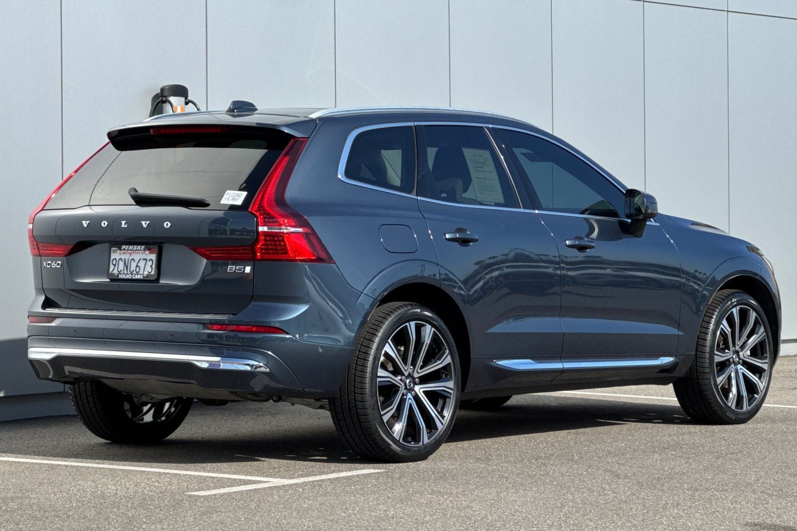 2023 Volvo XC60 B5 Ultimate Bright Theme