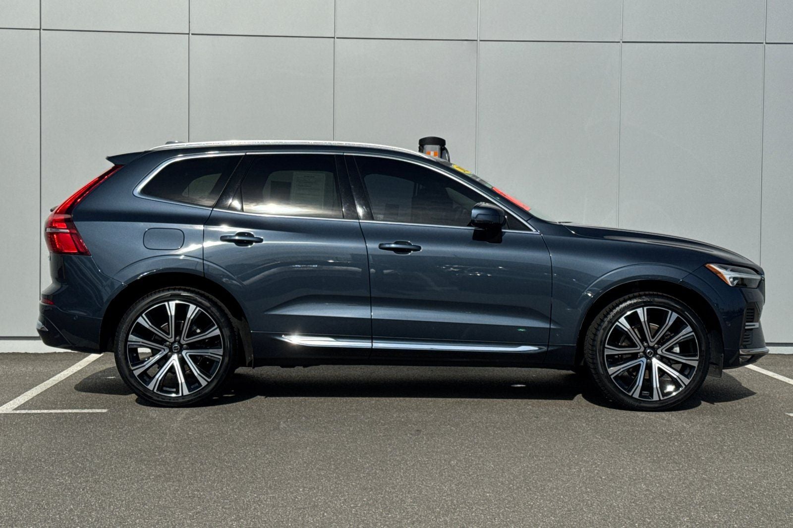 2023 Volvo XC60 B5 Ultimate Bright Theme