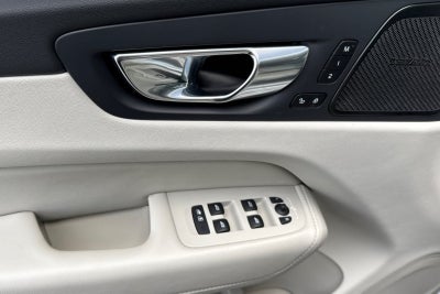 2023 Volvo XC60 B5 Ultimate Bright Theme