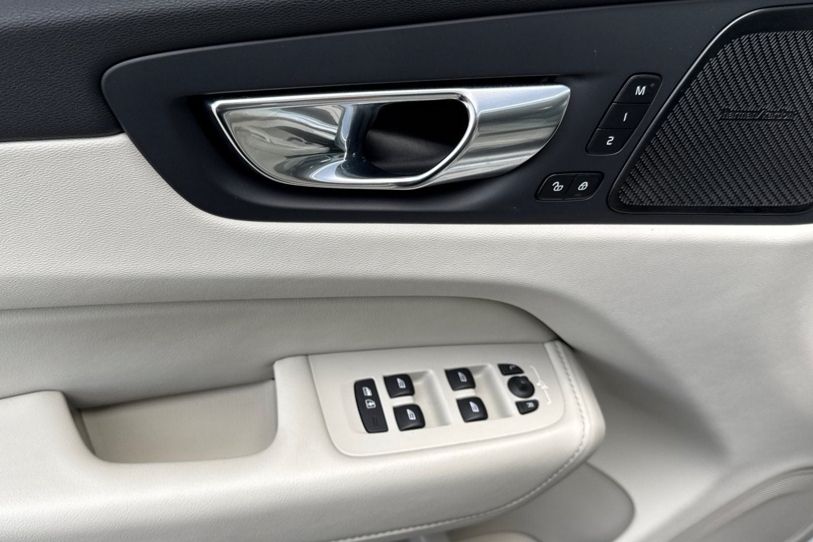 2023 Volvo XC60 B5 Ultimate Bright Theme