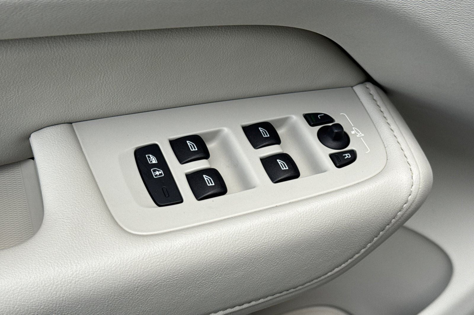 2023 Volvo XC60 B5 Ultimate Bright Theme