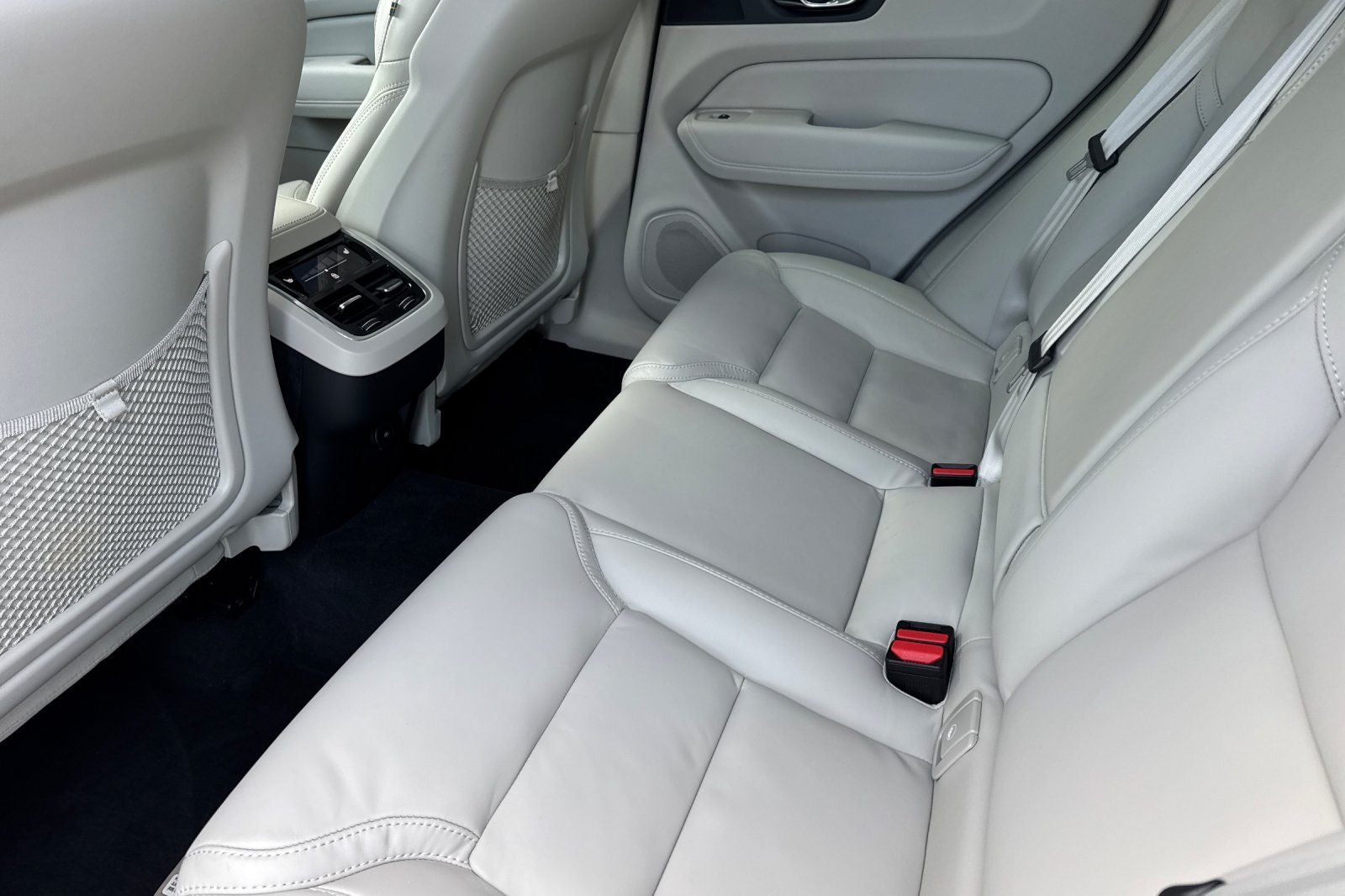 2023 Volvo XC60 B5 Ultimate Bright Theme