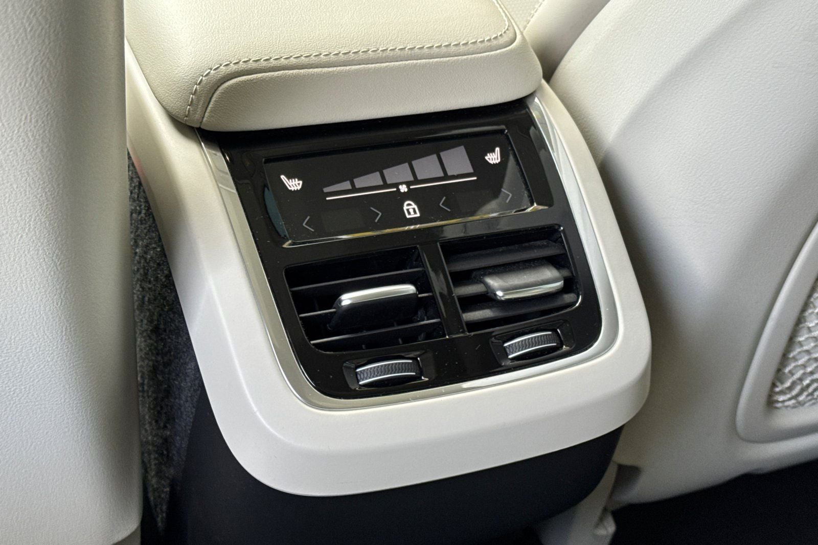 2023 Volvo XC60 B5 Ultimate Bright Theme