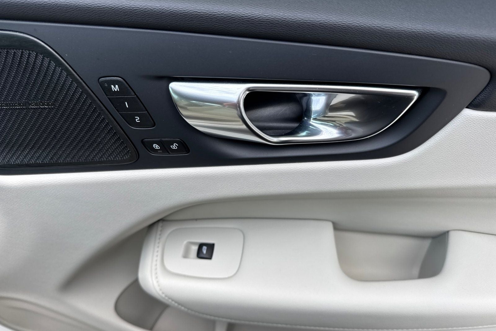 2023 Volvo XC60 B5 Ultimate Bright Theme
