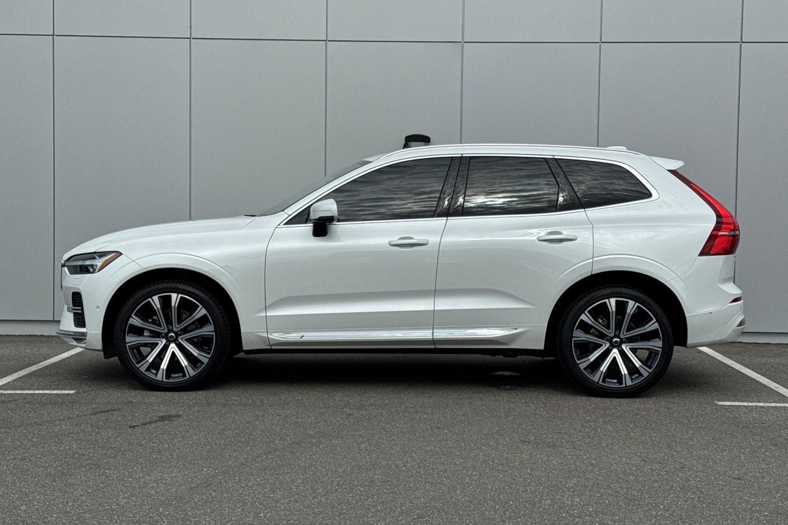 2023 Volvo XC60 B5 Ultimate Bright Theme