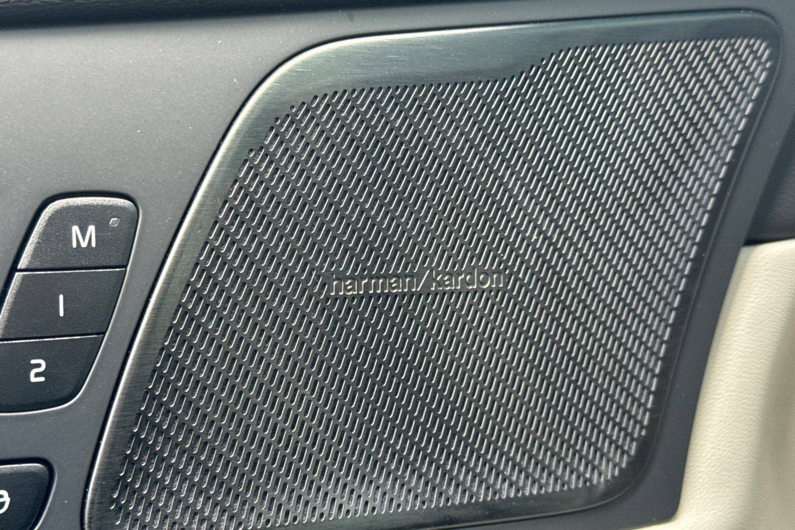 2023 Volvo XC60 B5 Ultimate Bright Theme