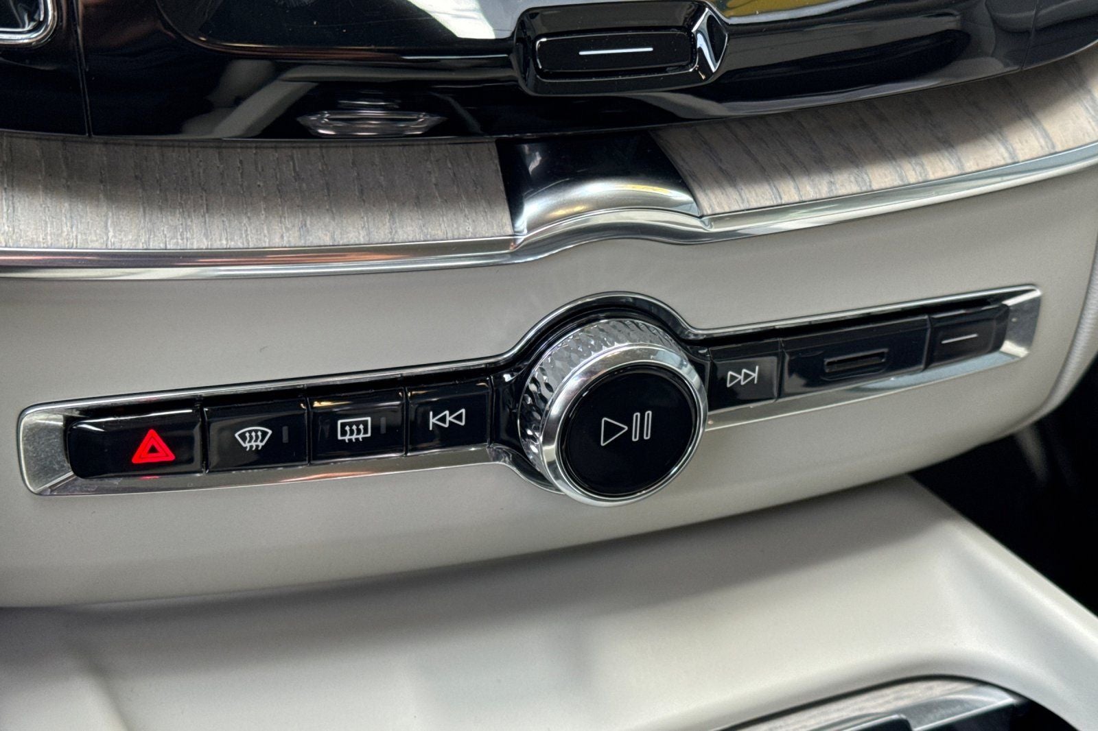 2023 Volvo XC60 B5 Ultimate Bright Theme