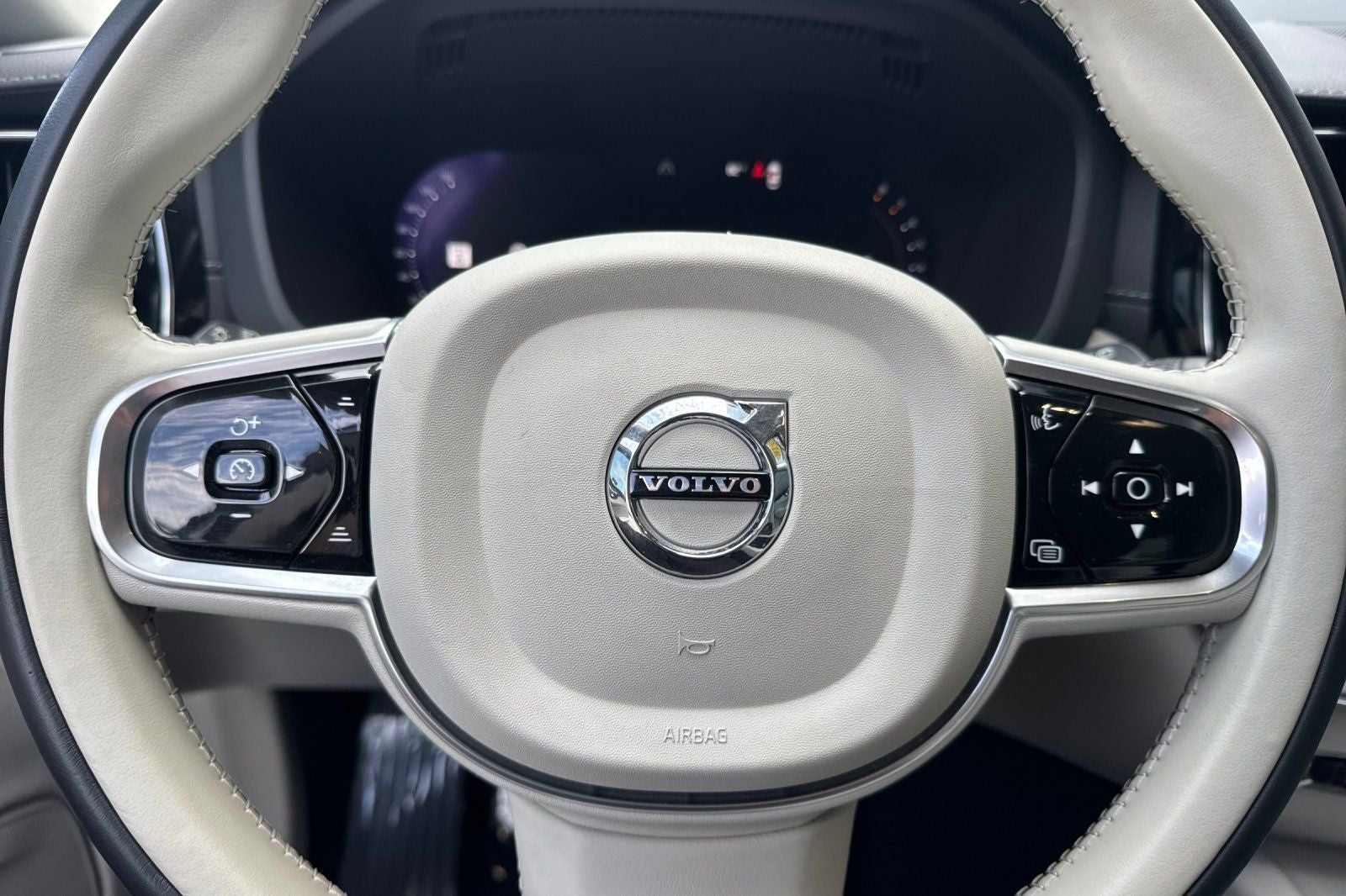 2023 Volvo XC60 B5 Ultimate Bright Theme