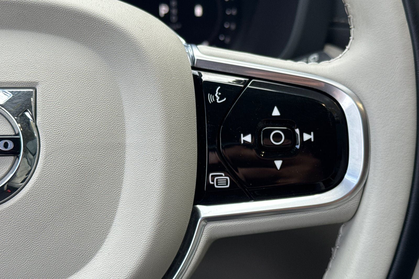 2023 Volvo XC60 B5 Ultimate Bright Theme