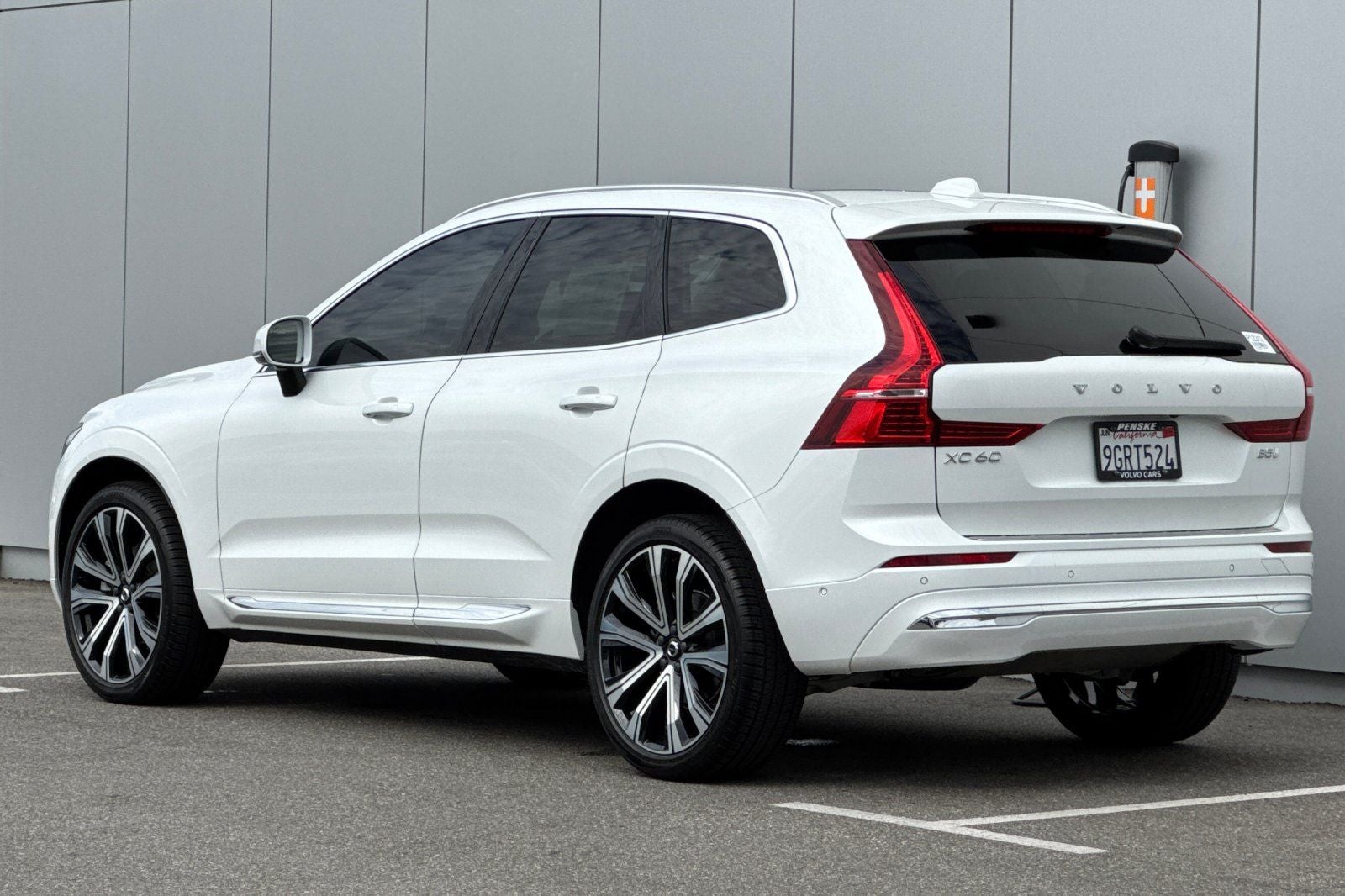 2023 Volvo XC60 B5 Ultimate Bright Theme