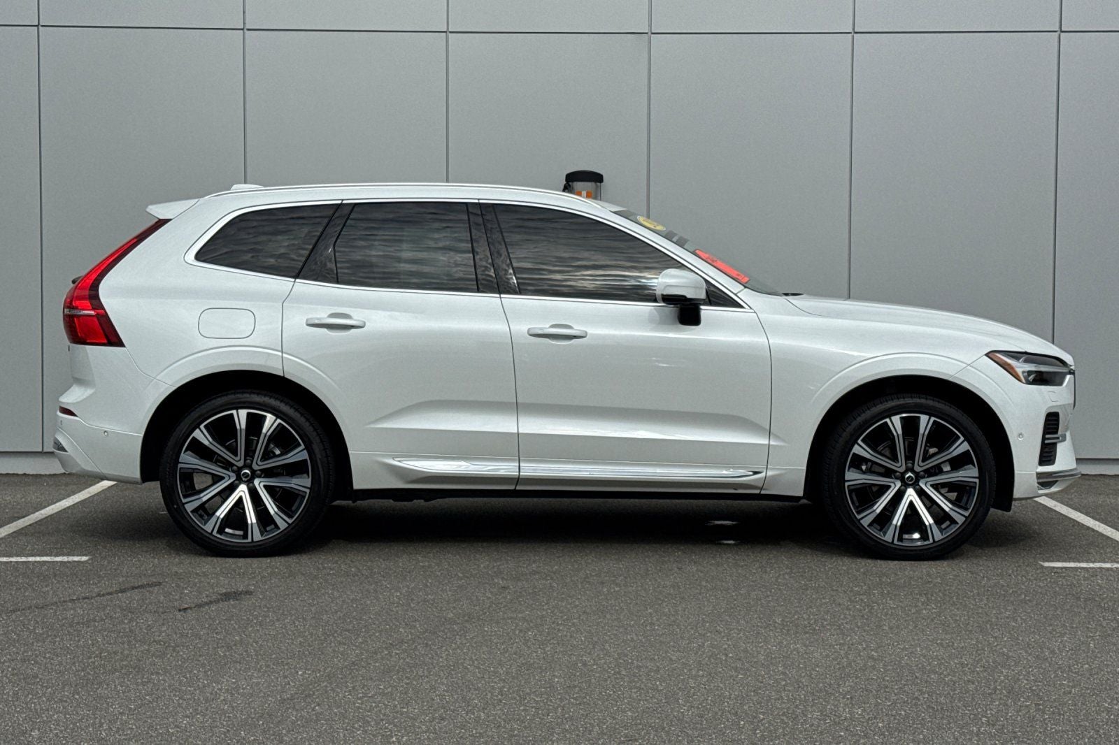 2023 Volvo XC60 B5 Ultimate Bright Theme
