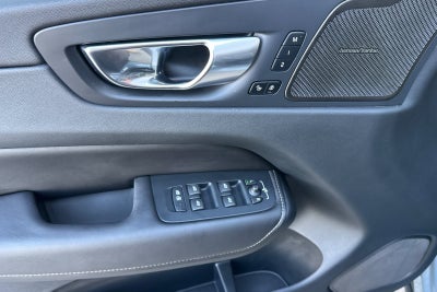 2023 Volvo XC60 B5 Ultimate Dark Theme