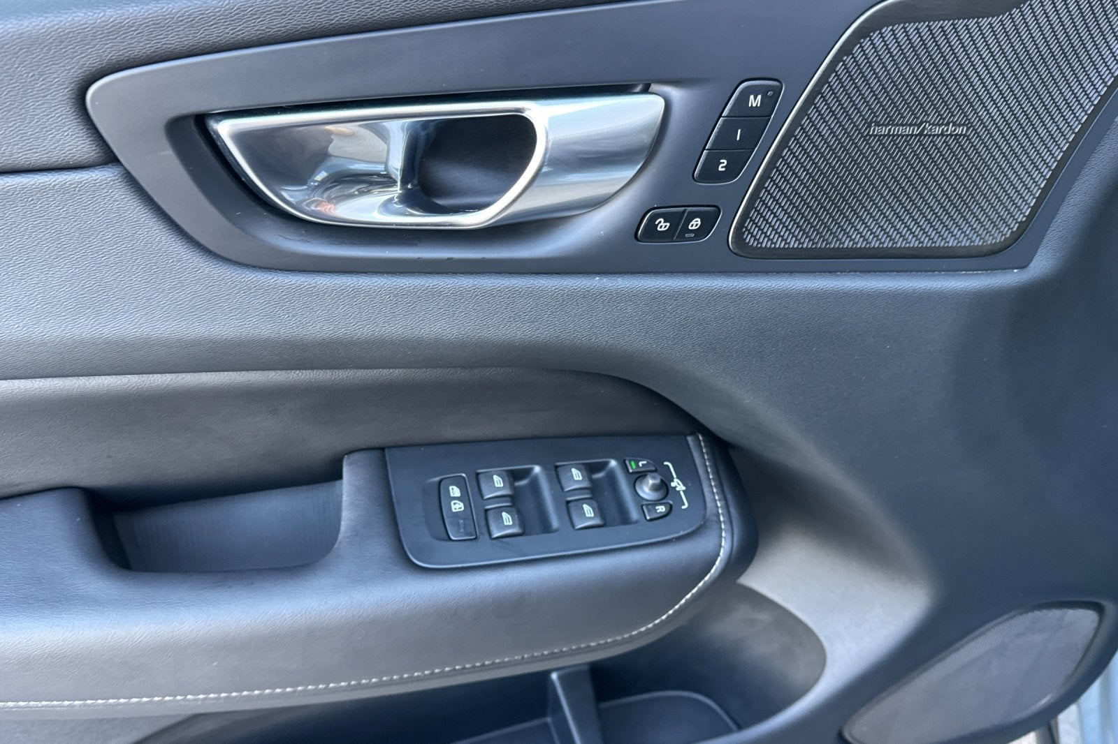 2023 Volvo XC60 B5 Ultimate Dark Theme
