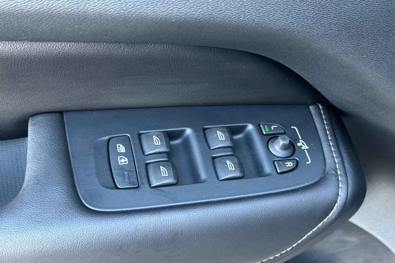 2023 Volvo XC60 B5 Ultimate Dark Theme
