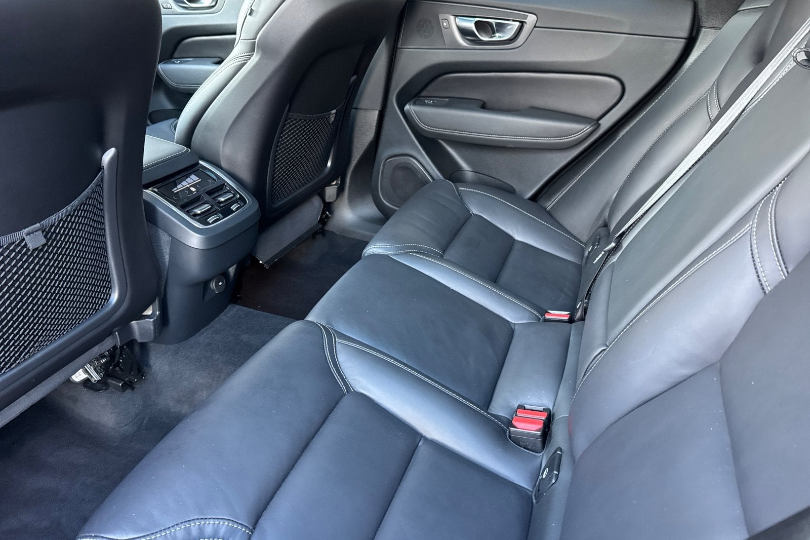 2023 Volvo XC60 B5 Ultimate Dark Theme