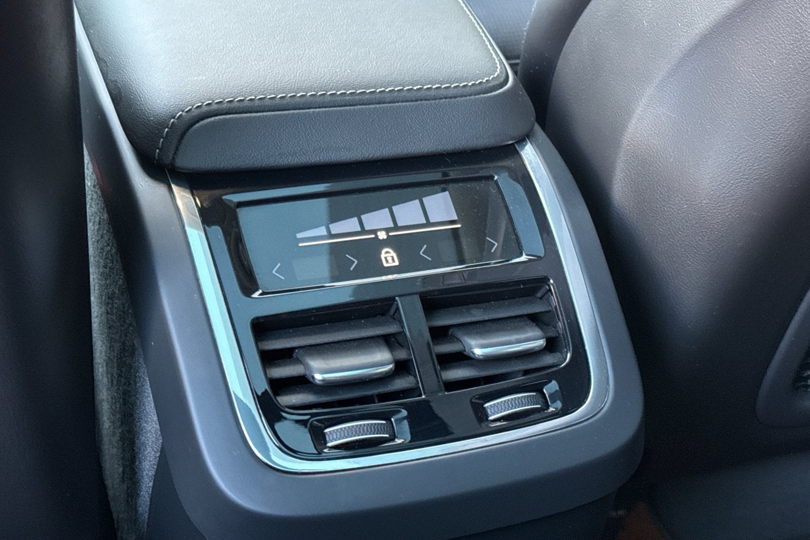 2023 Volvo XC60 B5 Ultimate Dark Theme