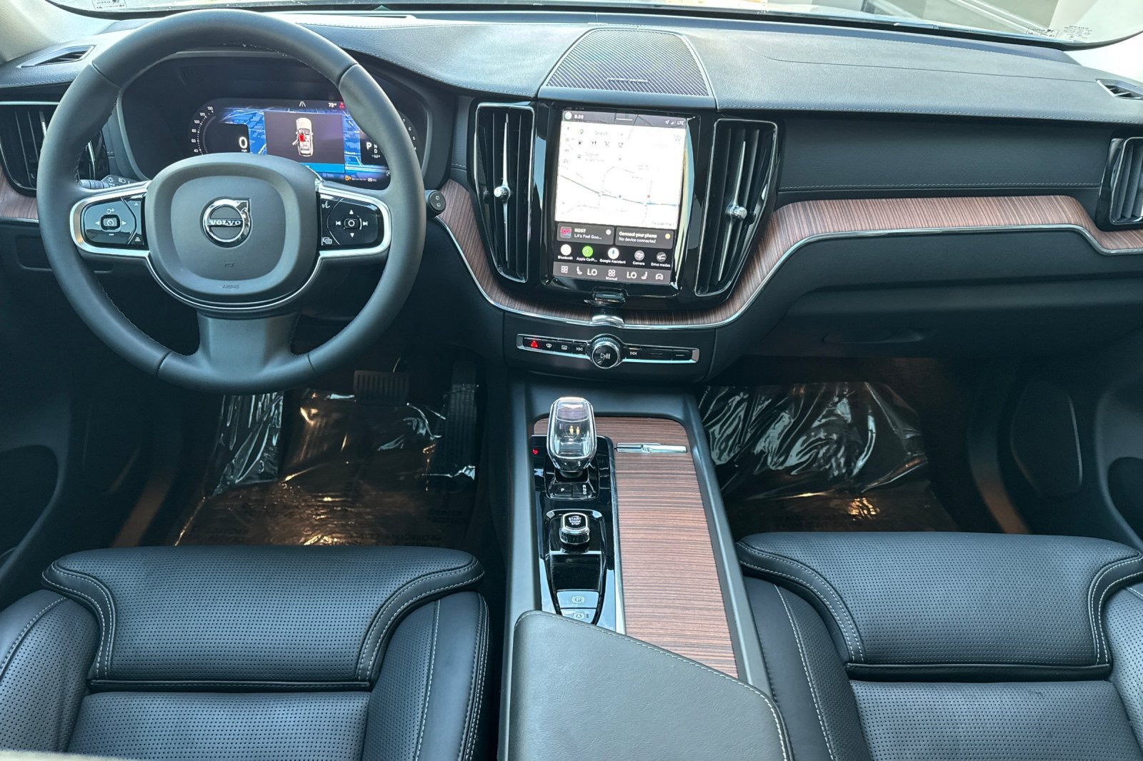 2023 Volvo XC60 B5 Ultimate Dark Theme