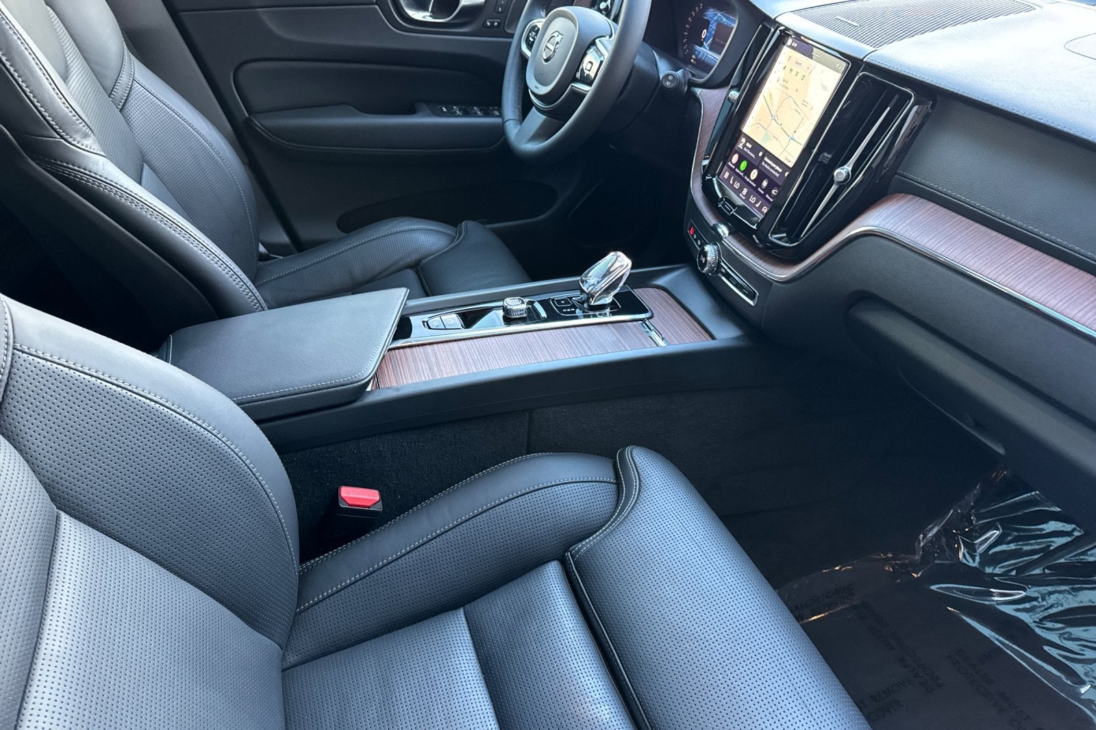2023 Volvo XC60 B5 Ultimate Dark Theme