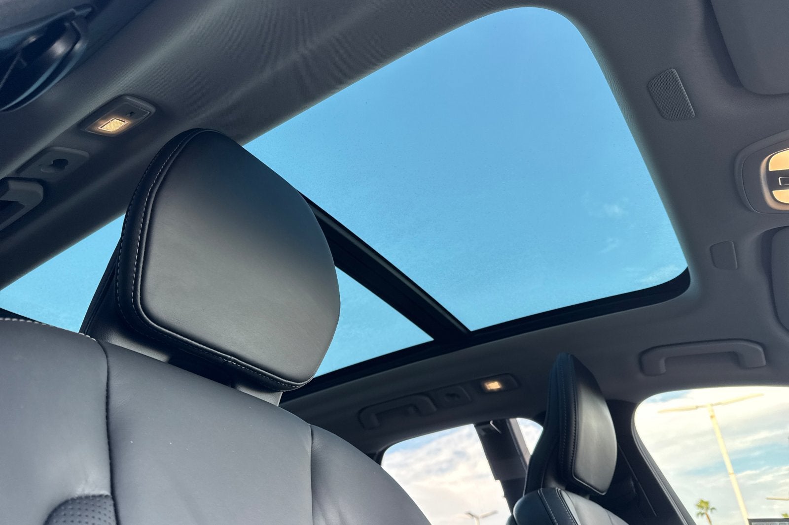 2023 Volvo XC60 B5 Ultimate Dark Theme