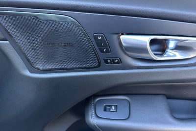 2023 Volvo XC60 B5 Ultimate Dark Theme