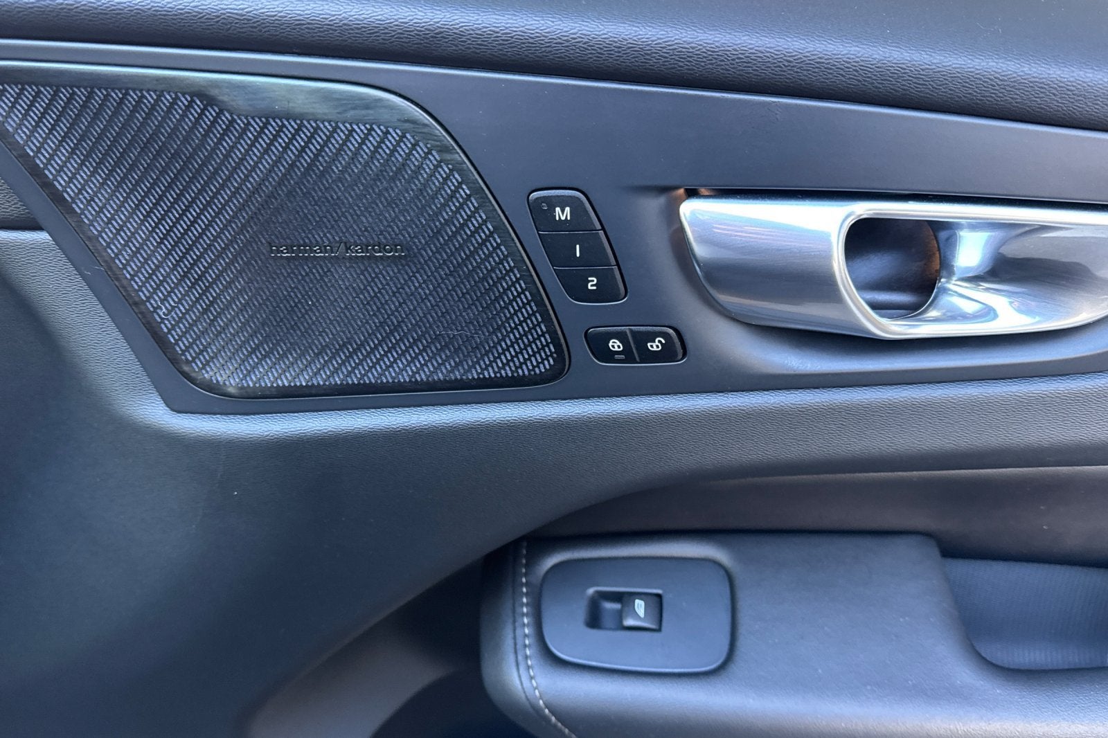 2023 Volvo XC60 B5 Ultimate Dark Theme