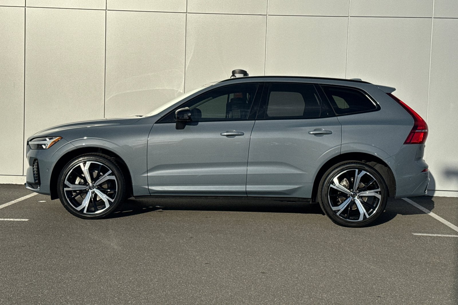 2023 Volvo XC60 B5 Ultimate Dark Theme