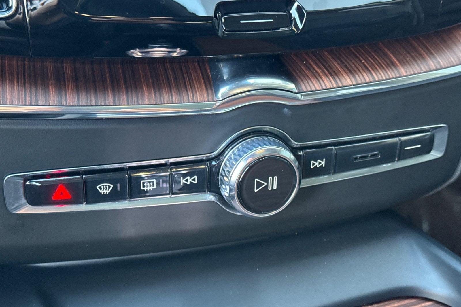 2023 Volvo XC60 B5 Ultimate Dark Theme