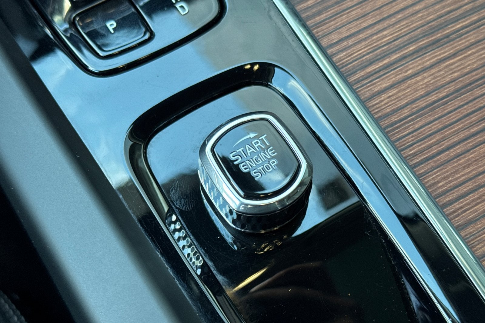2023 Volvo XC60 B5 Ultimate Dark Theme