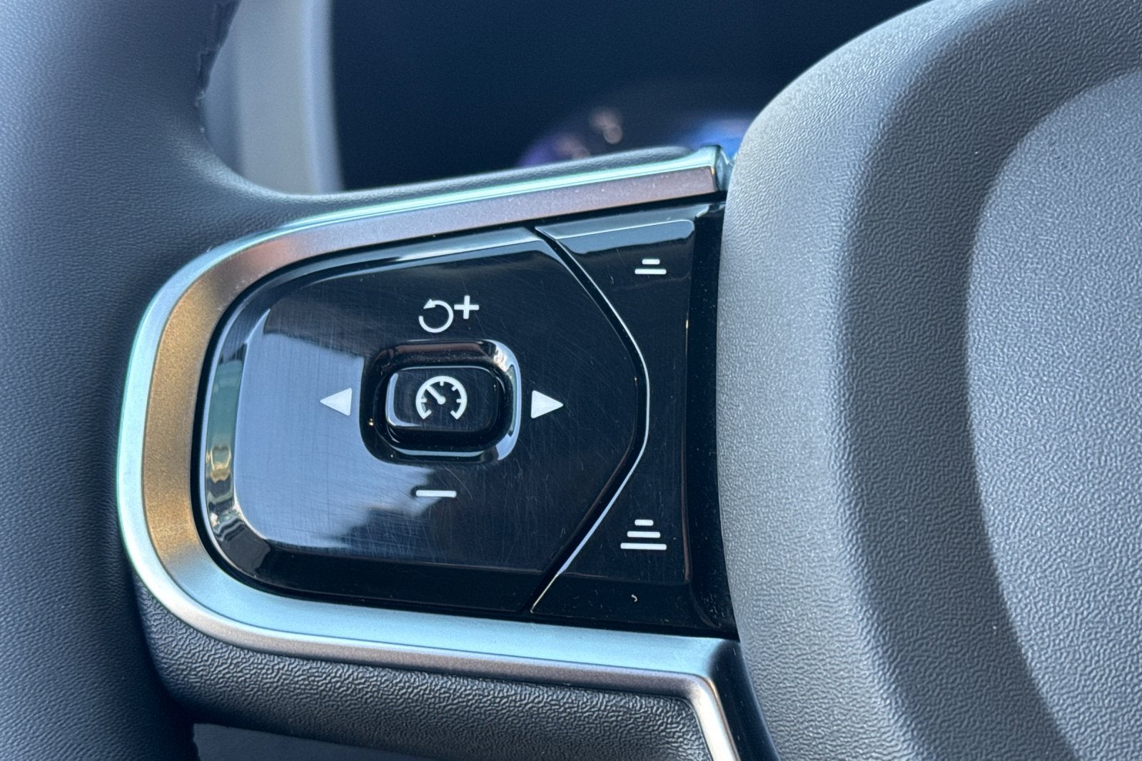 2023 Volvo XC60 B5 Ultimate Dark Theme