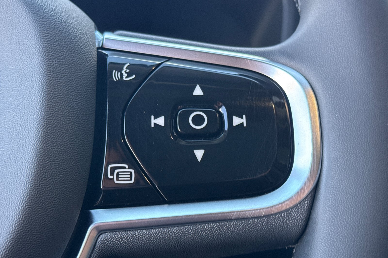 2023 Volvo XC60 B5 Ultimate Dark Theme