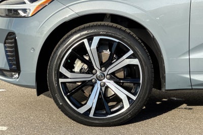 2023 Volvo XC60 B5 Ultimate Dark Theme