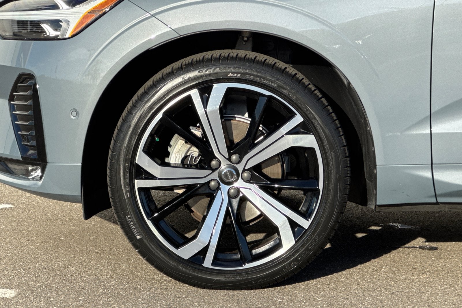 2023 Volvo XC60 B5 Ultimate Dark Theme