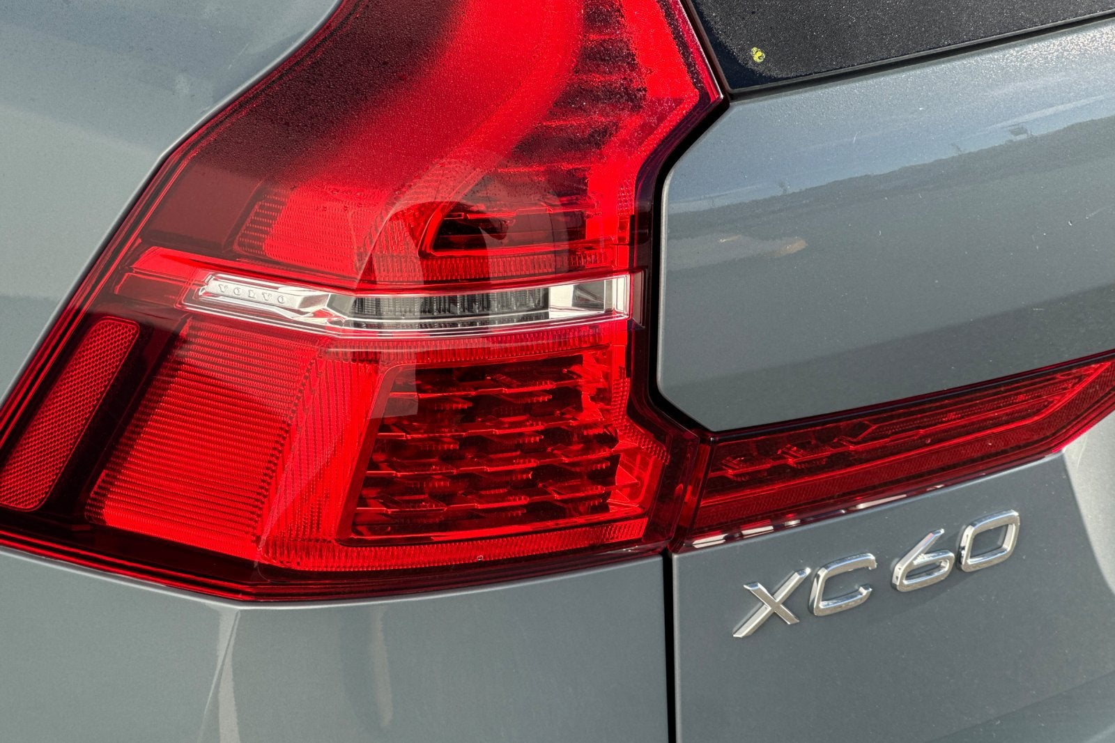 2023 Volvo XC60 B5 Ultimate Dark Theme