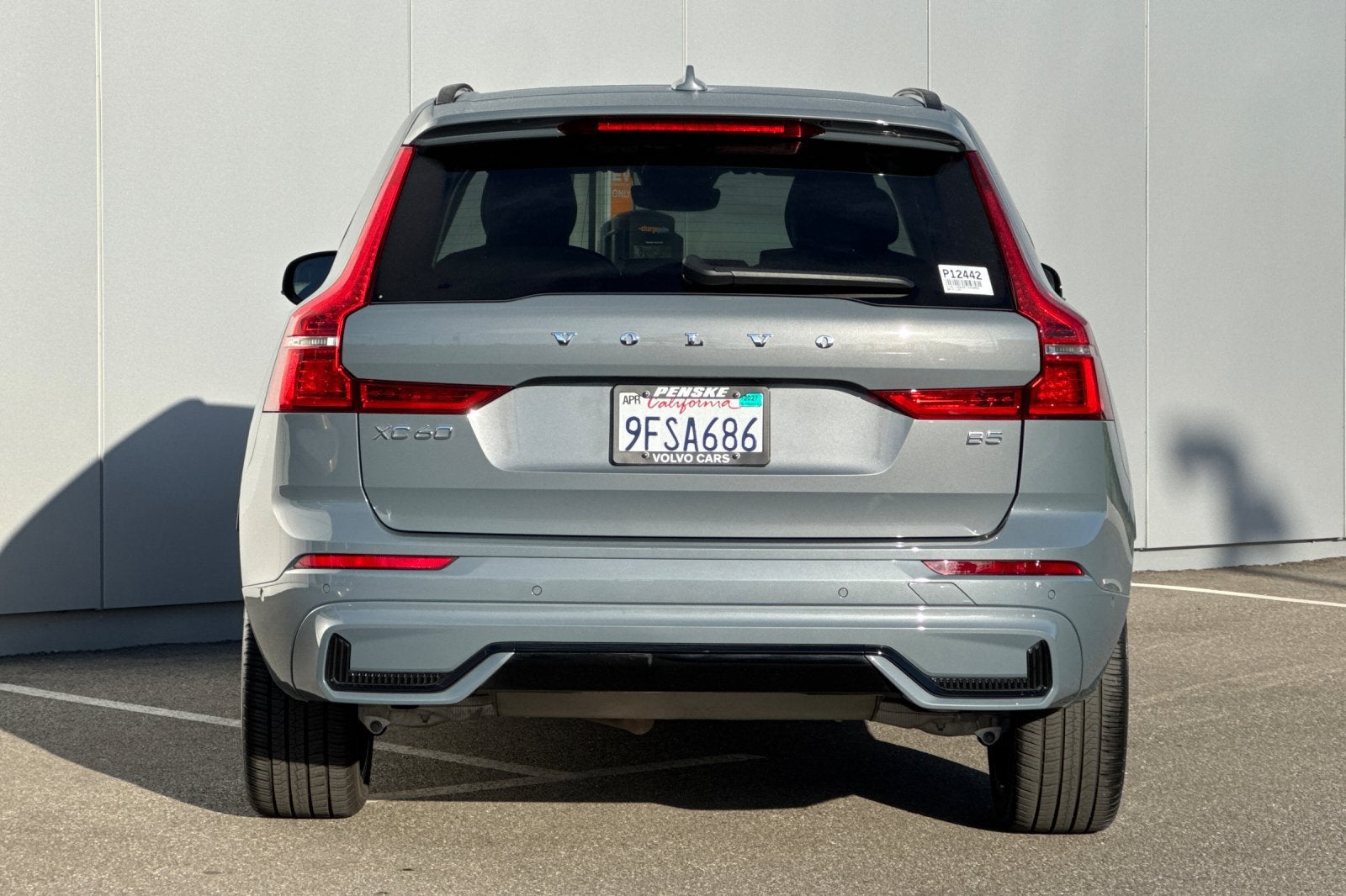 2023 Volvo XC60 B5 Ultimate Dark Theme
