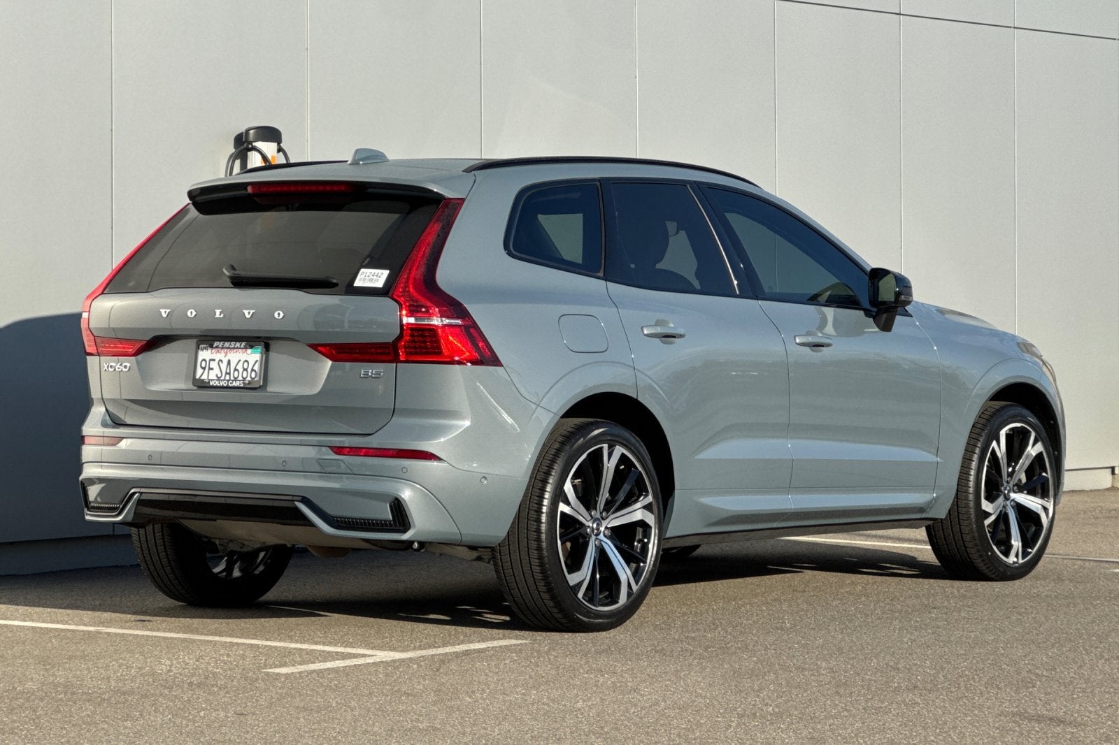 2023 Volvo XC60 B5 Ultimate Dark Theme