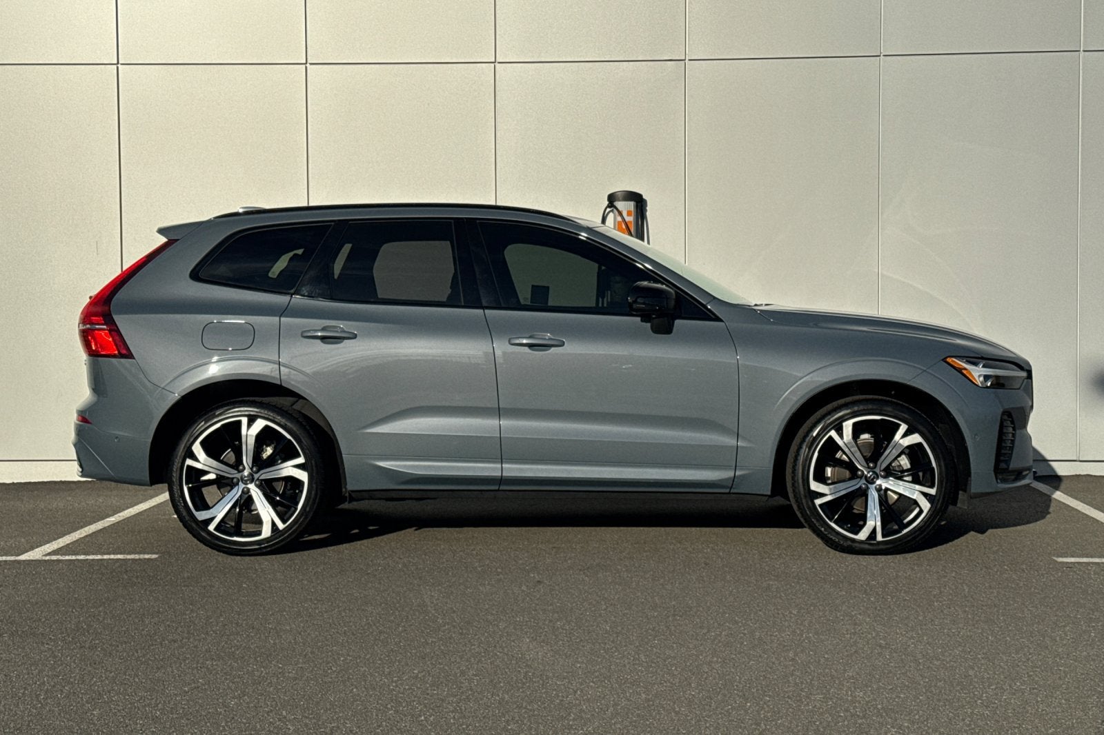 2023 Volvo XC60 B5 Ultimate Dark Theme