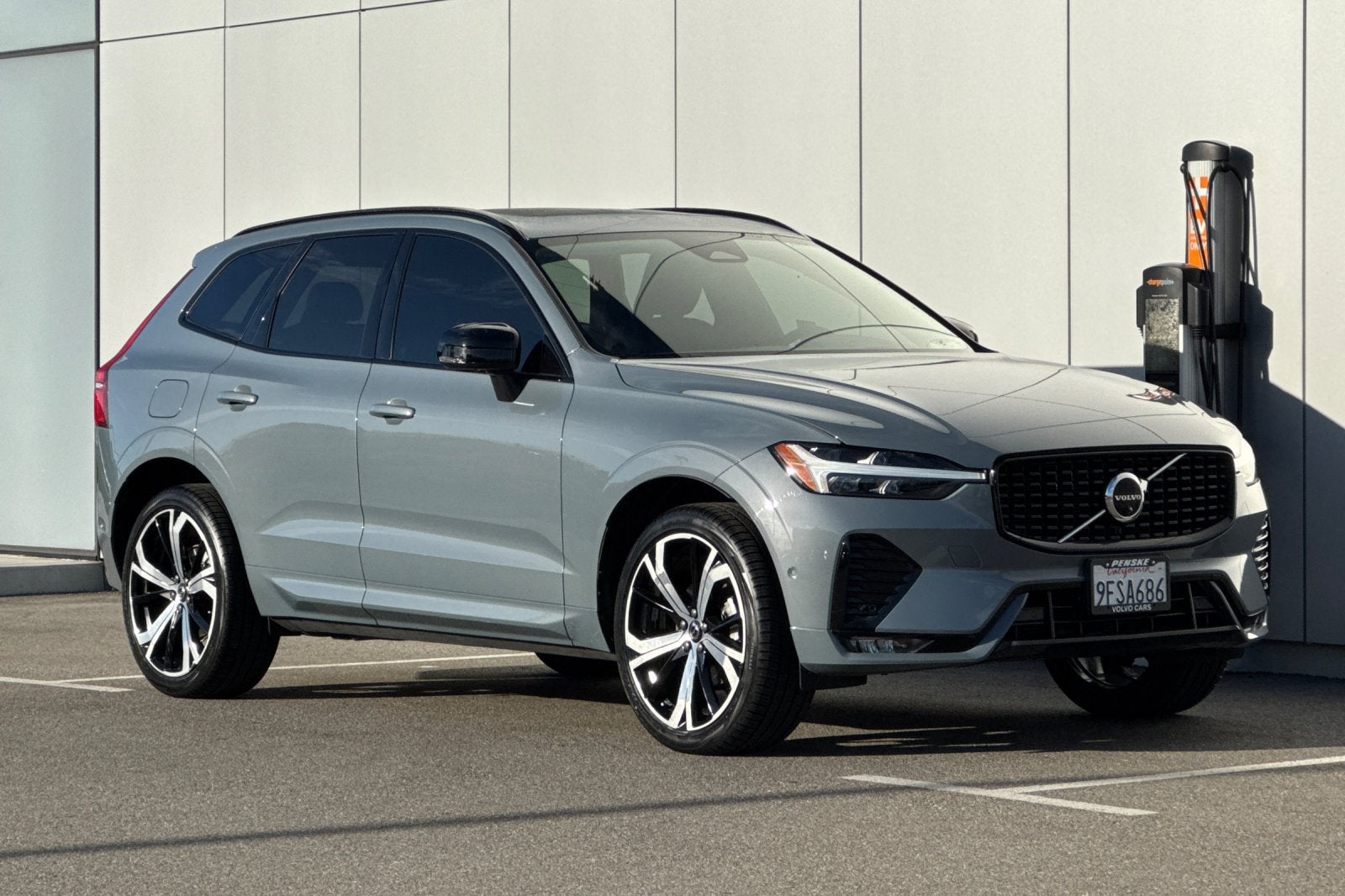 2023 Volvo XC60 B5 Ultimate Dark Theme
