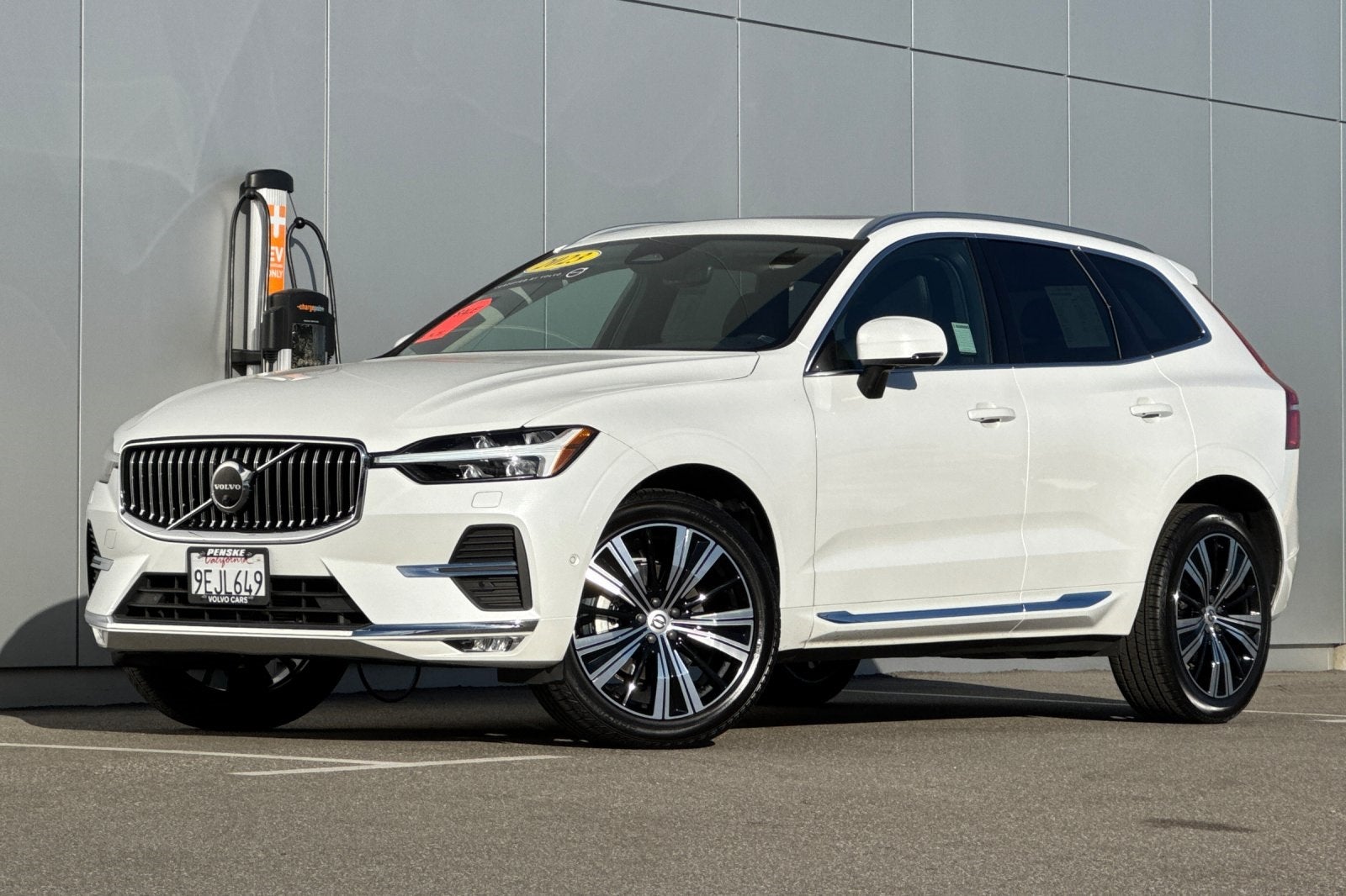 2023 Volvo XC60 B5 Plus Bright Theme