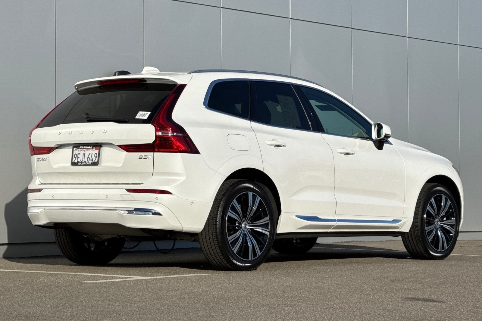 2023 Volvo XC60 B5 Plus Bright Theme