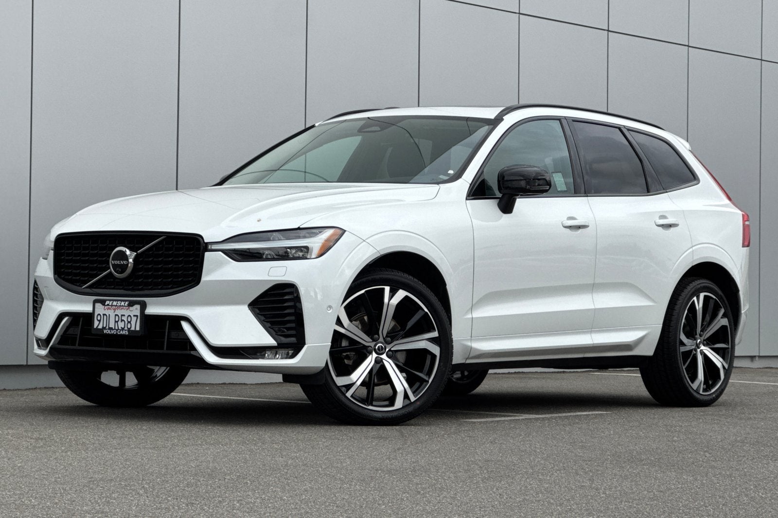 2023 Volvo XC60 B5 Ultimate Dark Theme