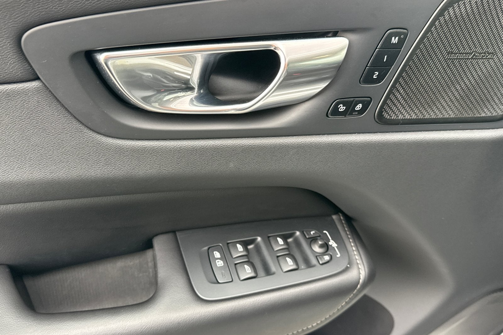 2023 Volvo XC60 B5 Ultimate Dark Theme
