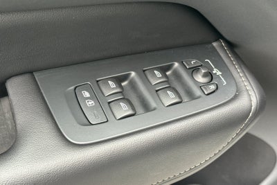 2023 Volvo XC60 B5 Ultimate Dark Theme