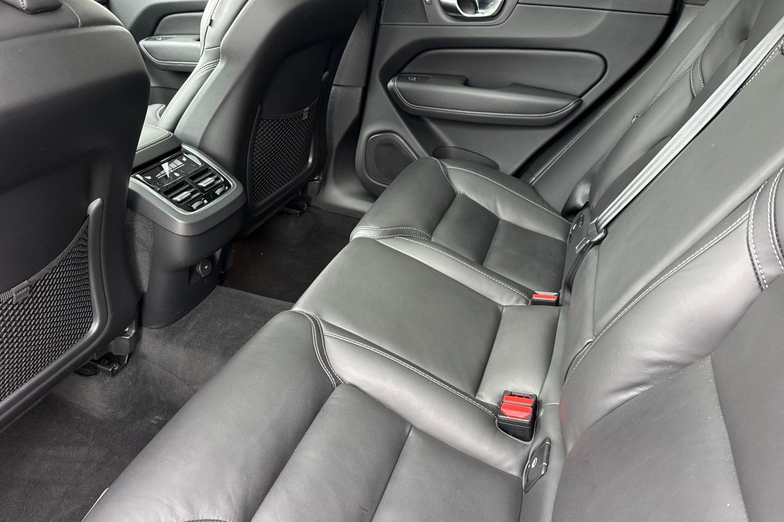 2023 Volvo XC60 B5 Ultimate Dark Theme