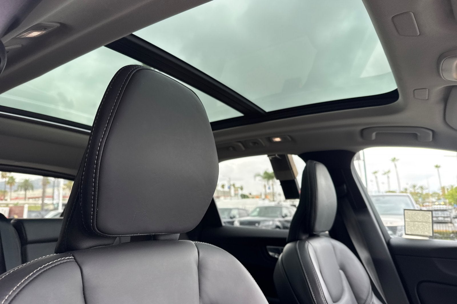 2023 Volvo XC60 B5 Ultimate Dark Theme