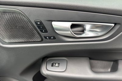 2023 Volvo XC60 B5 Ultimate Dark Theme
