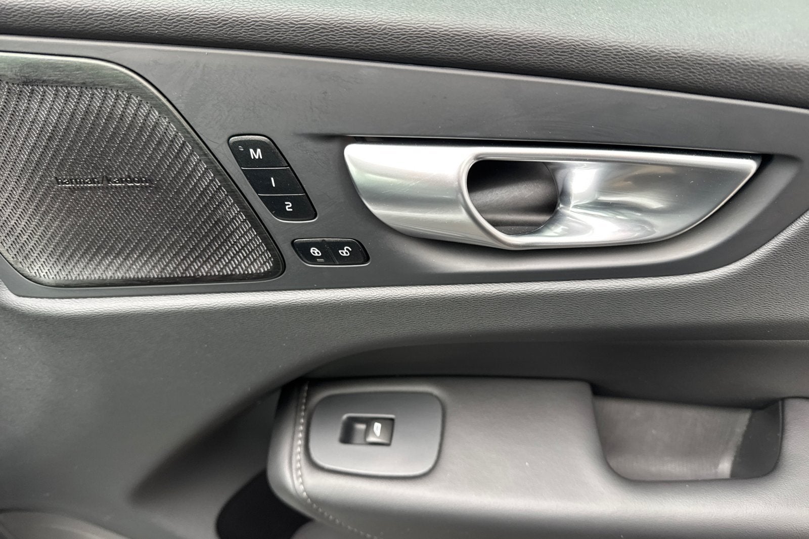 2023 Volvo XC60 B5 Ultimate Dark Theme