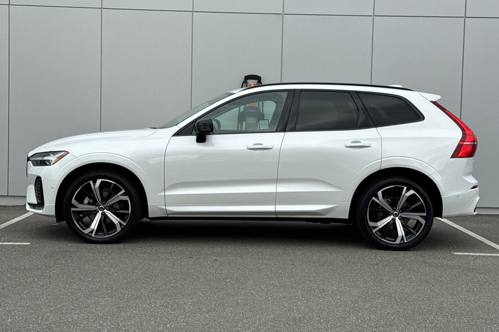 2023 Volvo XC60 B5 Ultimate Dark Theme